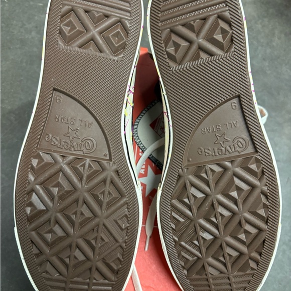 Chuck Taylor/ Converse All Star - Men’s - Picture 4 of 4